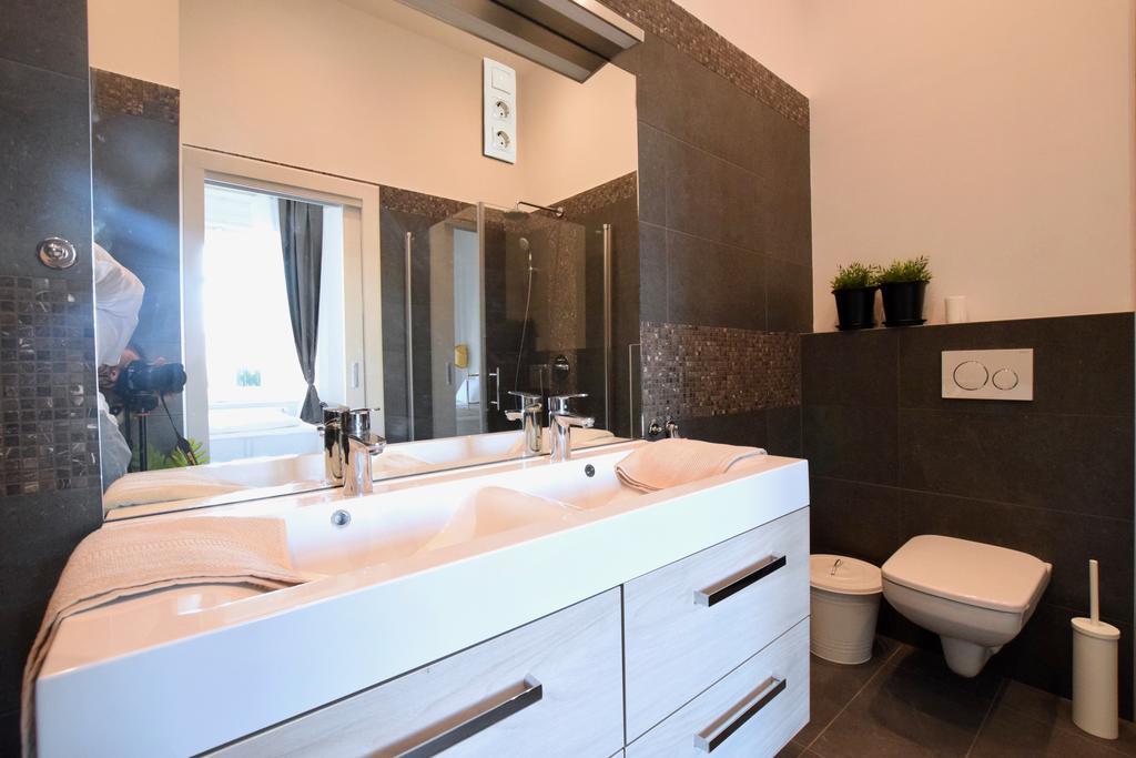 Luxury Apartment by Hi5 - Király street Suite Budapest Esterno foto