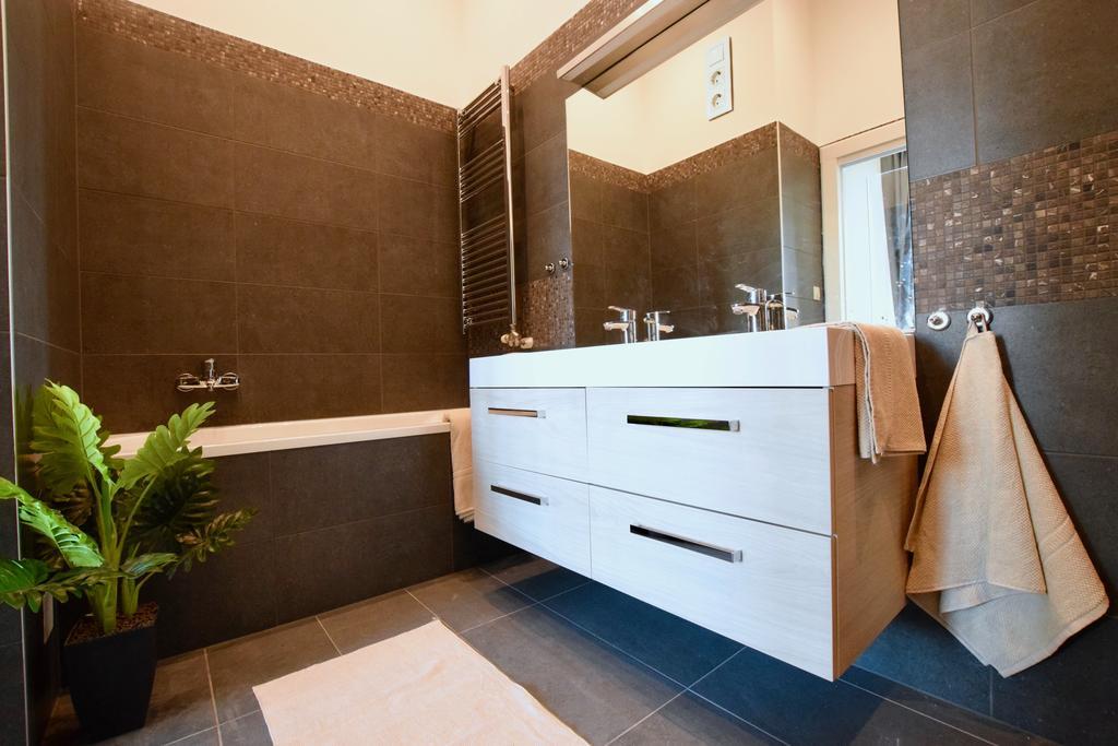 Luxury Apartment by Hi5 - Király street Suite Budapest Esterno foto