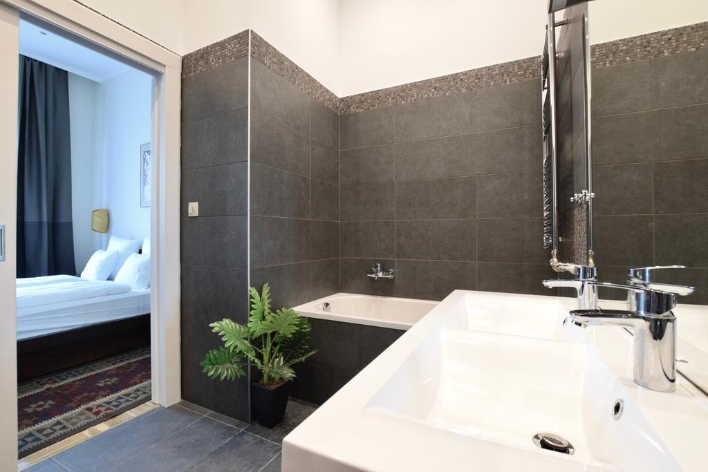 Luxury Apartment by Hi5 - Király street Suite Budapest Esterno foto