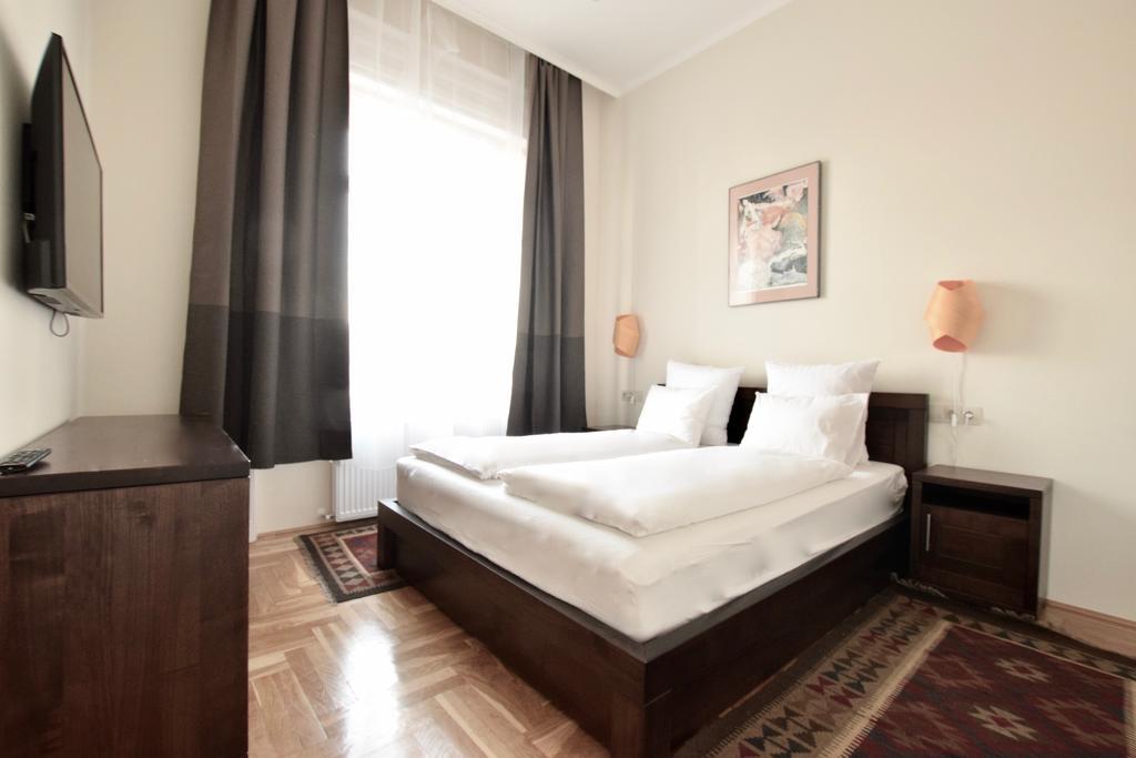 Luxury Apartment by Hi5 - Király street Suite Budapest Esterno foto